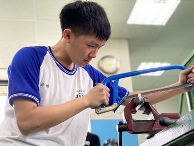 二重國中高煒傑獲國中競賽機械職群機械基礎工作（鉗工）第一名