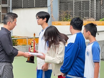 校長頒發獎狀