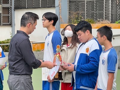 校長頒發獎狀